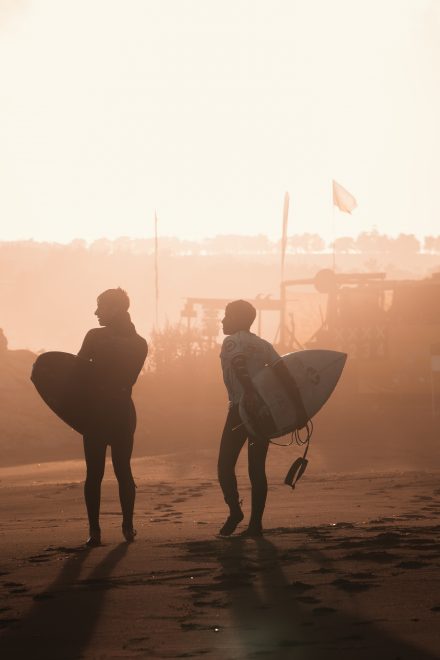 Arcoiris, ballenas y olas perfectas para los Groms, en el primer día de competencia